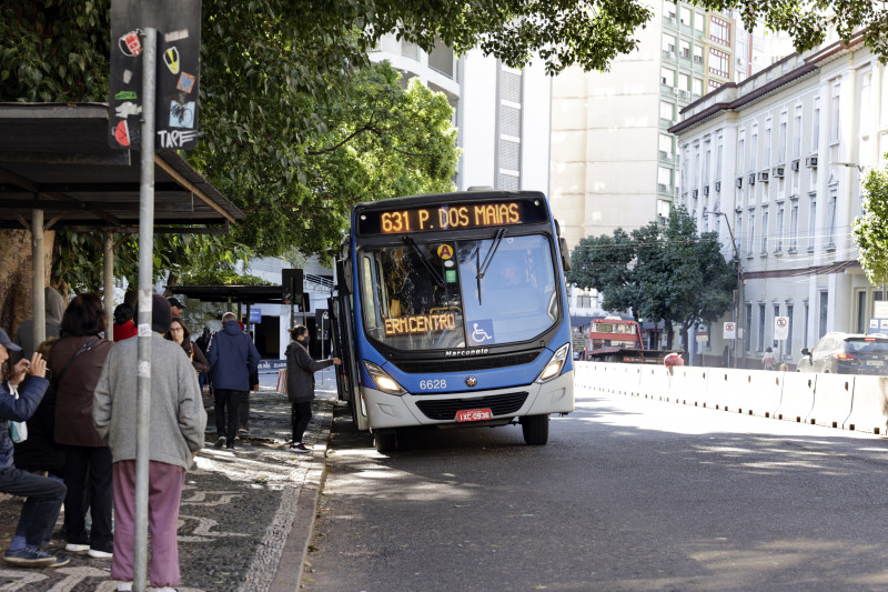 Itinerários de ônibus foram modificados em razão da enchente que inundou ruas de Porto Alegre