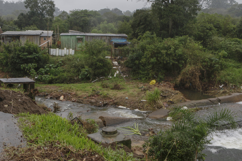 Com alta do nível da barragem, Defesa Civil e Dmae sugeriram que moradores deixassem o loteamento