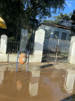 Nesta terça-feira (14), a água em frente ao Museu Joaquim José Felizardo já havia escoado um pouco