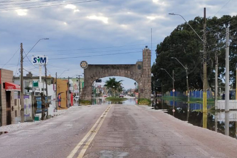 No auge da enchente, município chegou a ter seu pórtico inundado pela laguna