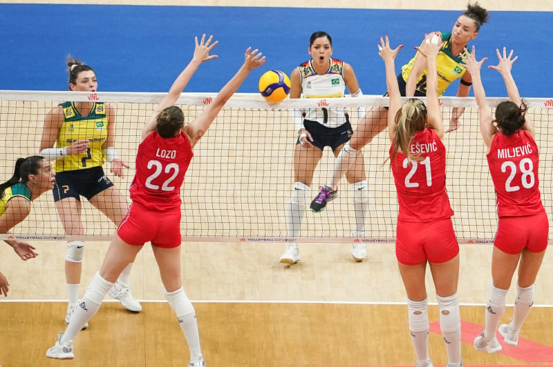 Seleção feminina derrotou a equipe sérvia com facilidade por 3 sets a 0