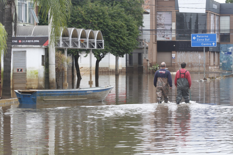 Uso de roupas de proteção, botas e luvas diminui o risco de contaminação por leptospirose