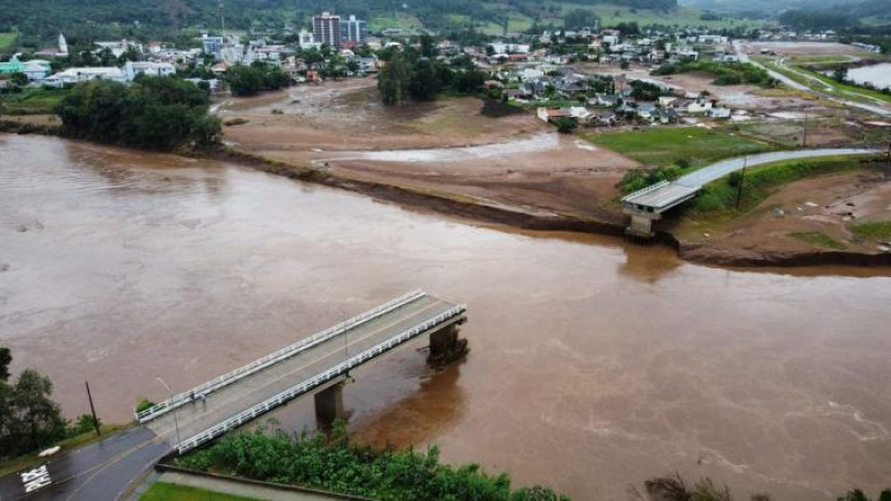 Ponte que ligava a cidade de Travesseiro à Marques de Souza foi levada pela enxurrada no dia 2 de maio