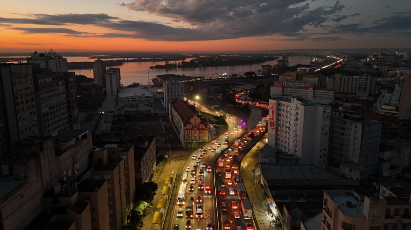 Ao longo do dia, as vias da cidade registraram longos congestionamentos por conta do uso generalizado do novo acesso