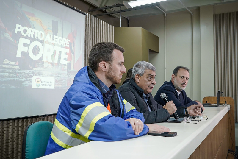 Sebastião Melo (c) se defendeu ao lado de Ricardo Gomes (d) e diretor do Dmae Maurício Loss (e)