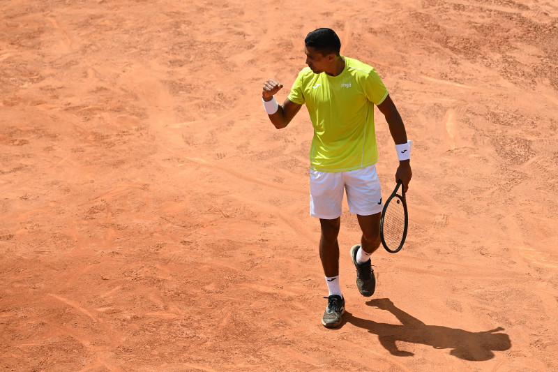 Thiago Monteiro venceu o francês Valentin Royer e se aproximou da chave principal de Roland Garros