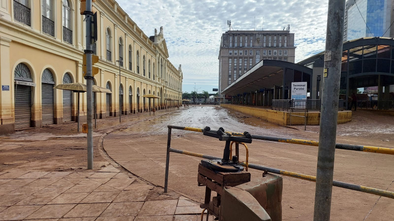 Na maior parte do Centro Histórico, água do Guaíba já baixou, deixando rastro de sujeira