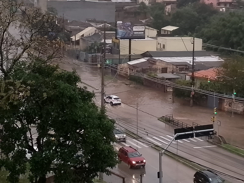 Avenida Aparício Borges, em frente ao shopping Bourbon Teresópolis, precisou ser bloqueada pela EPTC