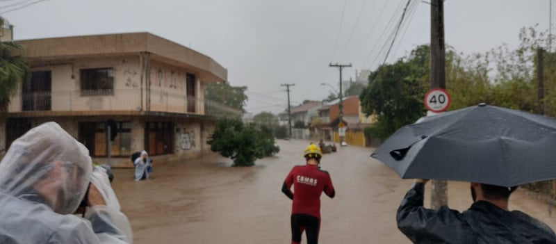 Na Cavalhada, além do extravasamento da água pelos bueiros, também há o transbordo do arroio que nomeia o bairro