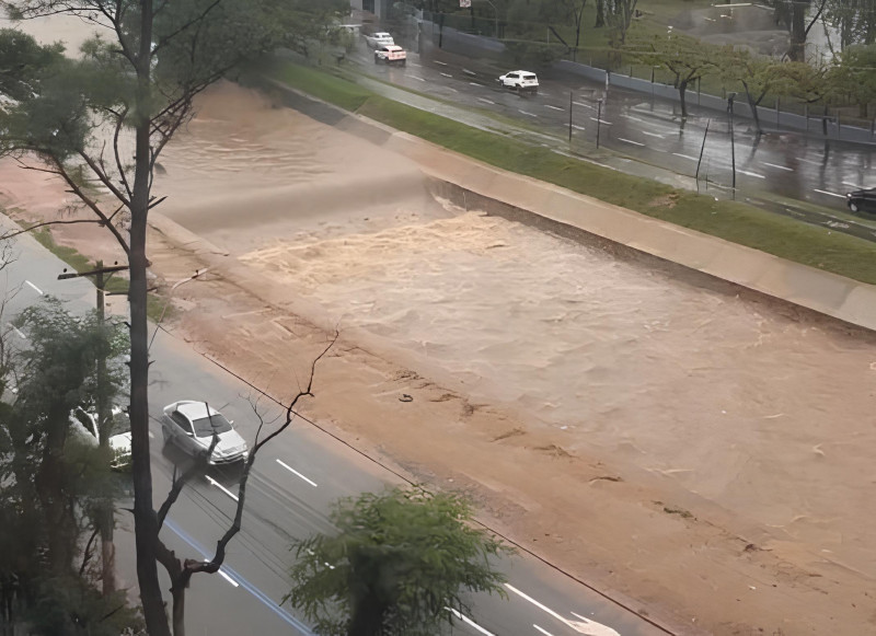 Nível da água no arroio se aproxima dos taludes de proteção na avenida Ipiranga