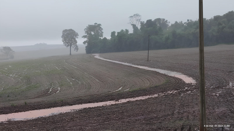 Sequência de imagens mostra terraço agrícola enfrentando a chuva em 4 de maio e no dia 6, em propriedade do norte gaúcho