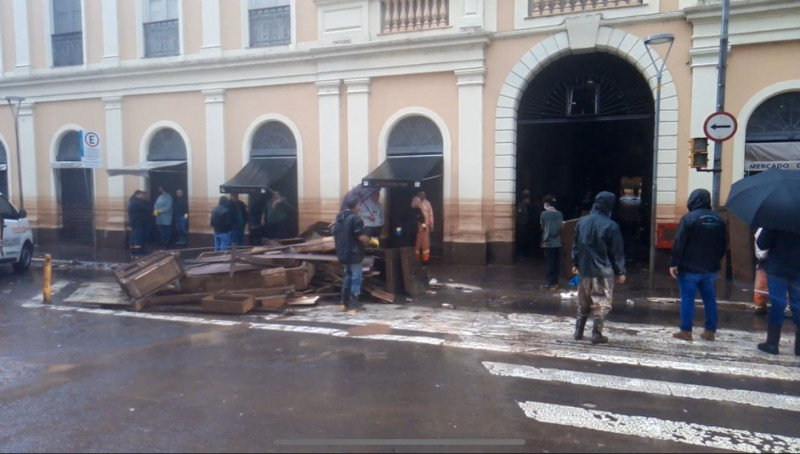 Mobiliário retirado do Mercado Público durante a limpeza foi colocado na avenida Borges de Medeiros