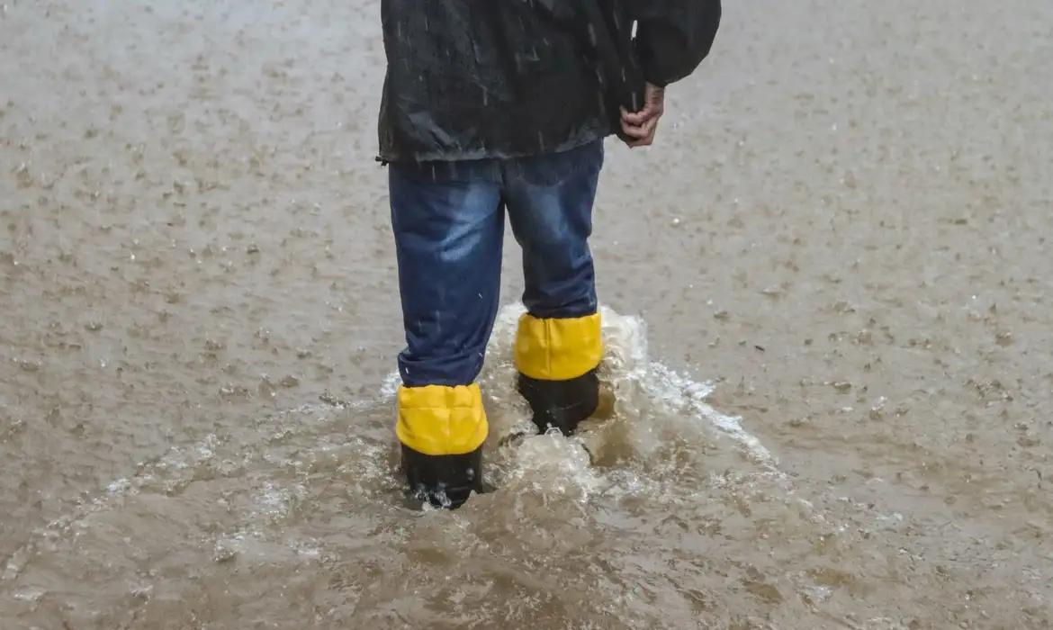 O contato com água de enchentes sem botas e roupas de proteção traz risco de contaminação