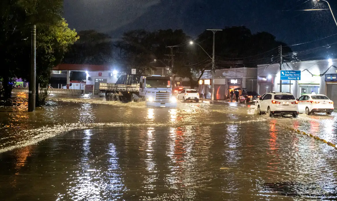 O Rio Grande do Sul enfrenta a maior tragédia climática, com mais de 160 mortes devido às cheias