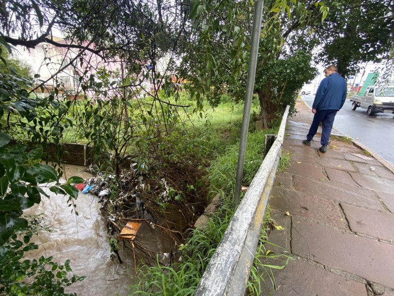 O Arroio Cavalhada transbordou e alagou a Otto Niemeyer em 23 de maio