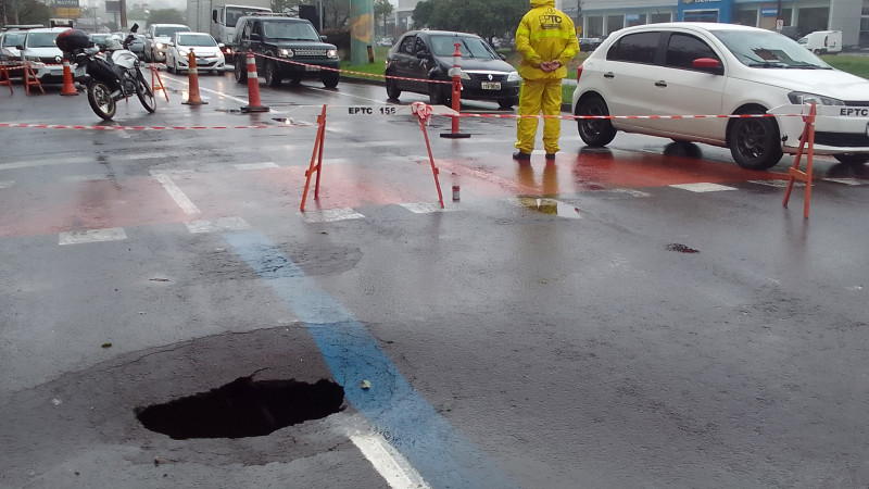 Abertura de um buraco na pista traz risco de afundamento