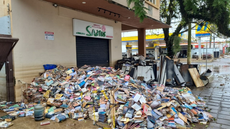 Montanha de livros molhados e inutilizados chamou a atenção em calçada no Quarto Distrito