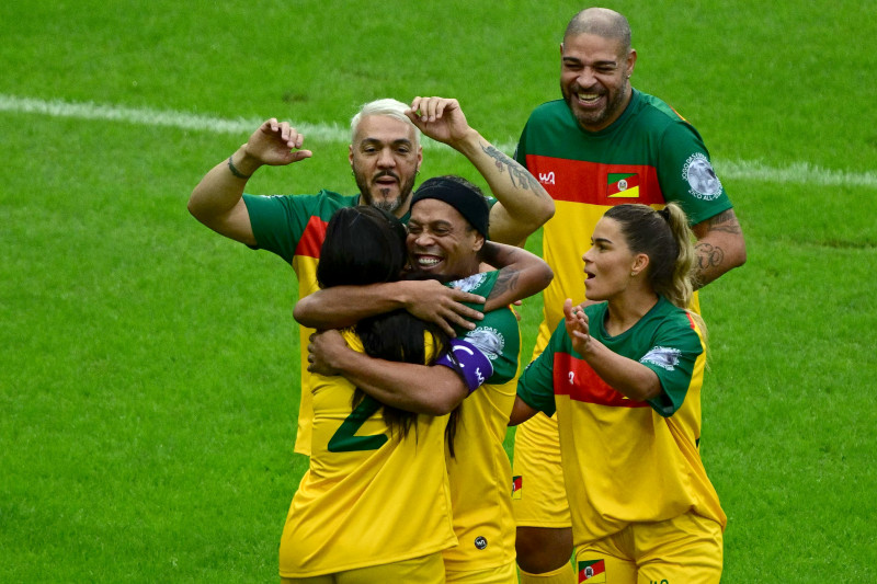 Ronaldinho Gaúcho, Ludmilla (abraçados), Belo e Adriano Imperador estiveram em campo em partida beneficente