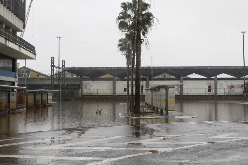 Previsão é de que a chuva pare até o final da manhã desta terça na Capital