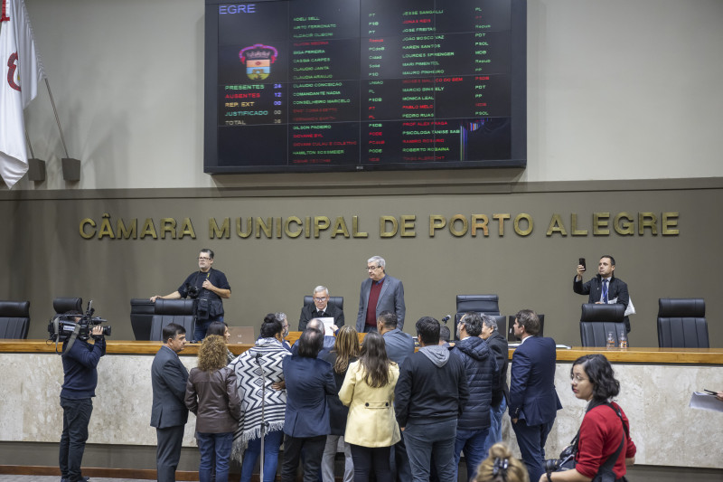 Prlamentares se reuniram no início da sessão para realizar acordo de liberação dos projetos enviados pela Prefeitura