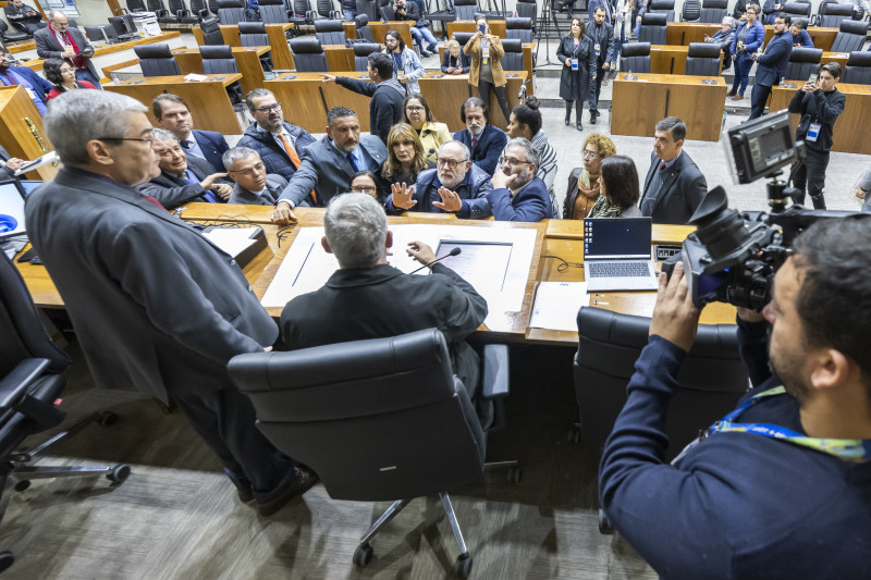 Vereadores se reúnem no plenário enquanto sede do Parlamento se recupera