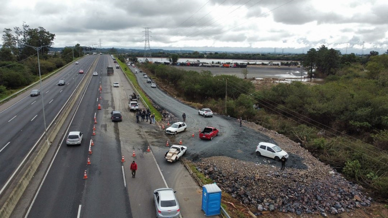 O ponto de entrada da via está localizado junto à BR-448, próximo à empresa Bianchini