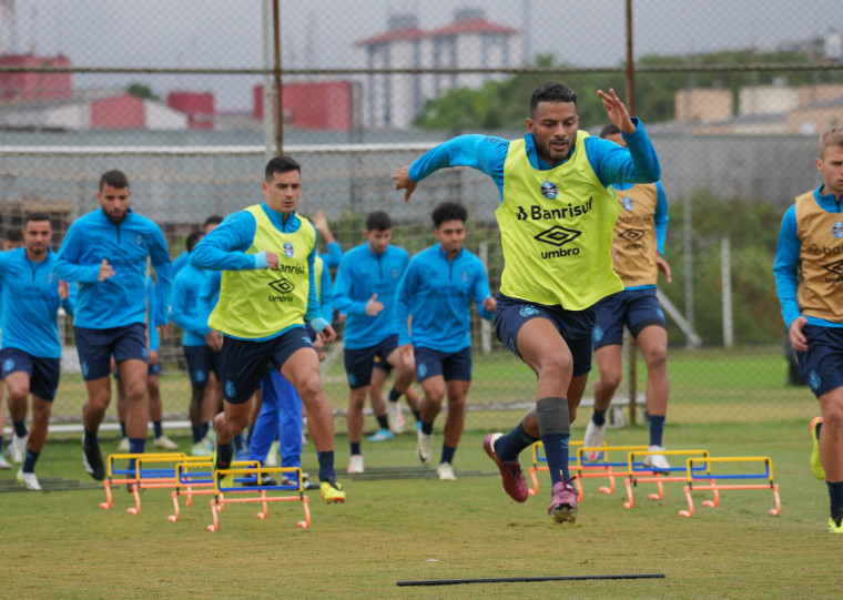 Recuperado de lesão, Reinaldo deve ser titular contra os bolivianos