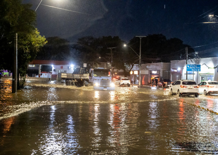 Devido às fortes chuvas, o bairro Cavalhada, um dos inúmeros que formam a Zona Sul de Porto Alegre, precisou fechar comércios e teve moradores buscando abrigo em outras localidades