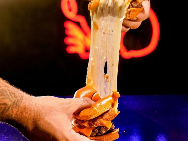 Original de Caonas, o Capim Burguer está doando hambúrgueres para as famílias afetadas  Foto: CAPIM BURGER/REPRODUÇÃO/INSTAGRAM/JC