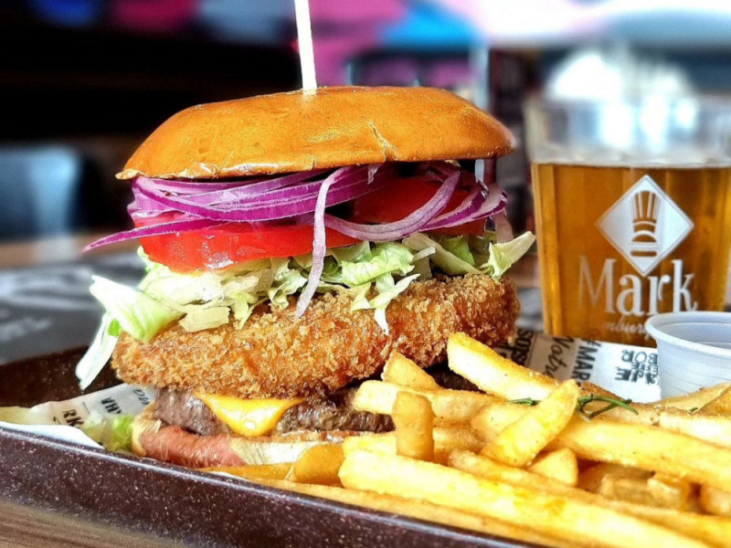 Para celebrar o Dia Mundial do Hamb&uacute;rguer, o empreendimento est&aacute; com uma promo&ccedil;&atilde;o especial  Foto: MARK HAMBURGUERIA/INSTAGRAM/REPRODU&Ccedil;&Atilde;O/JC