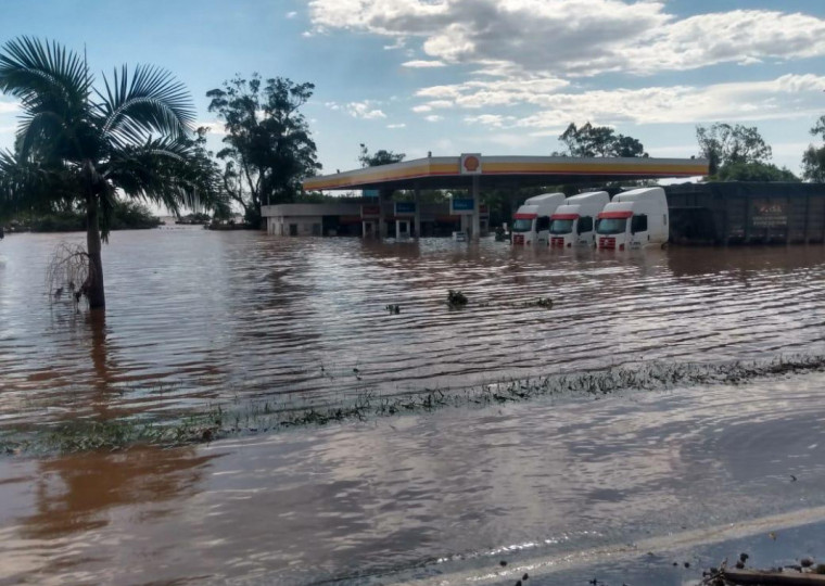 Postos alagados com a inundação