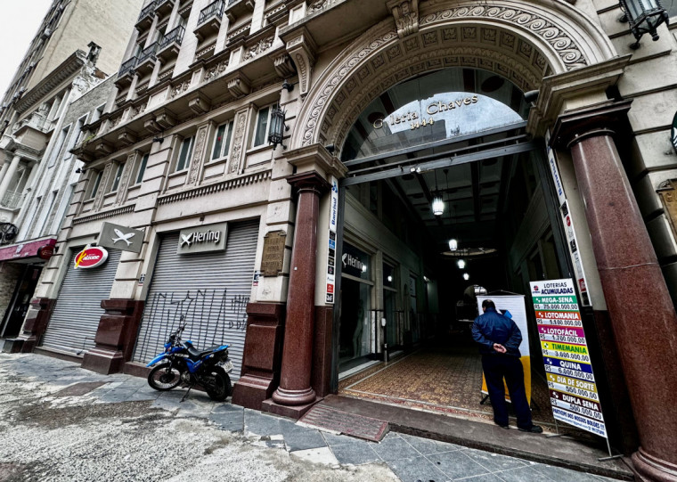 Loja da Hering foi esvaziada na Galeria Chaves, logo após passar o pior da inundação no Centro 