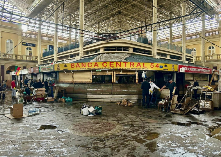 Mercadeiros de dois quadrantes puderam ingressar e presenciar destruição no Mercado Público