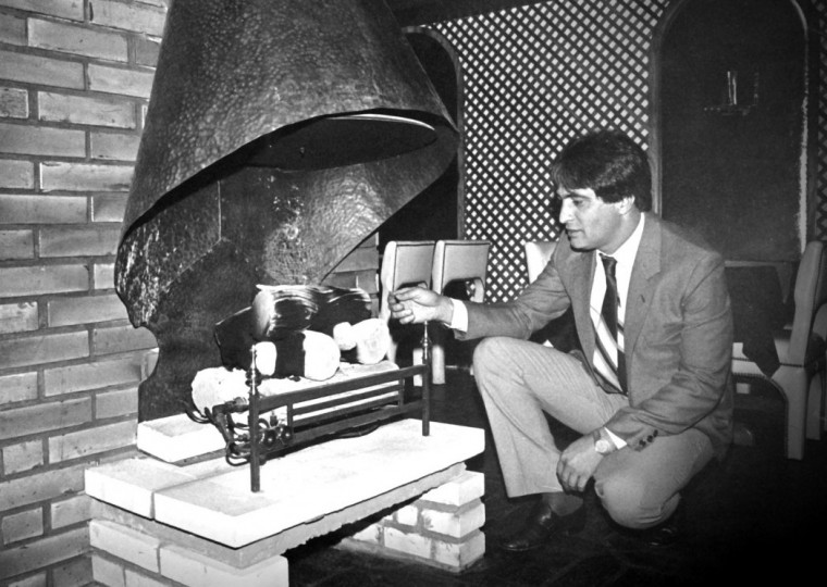 Idealizador do Carlitus, Ozório Dorneles curte o calor da lareira, em foto de 1981