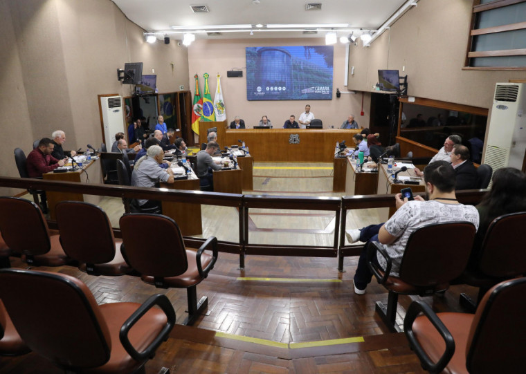 A Câmara Municipal de Caxias do Sul aprovou uma moção semelhante, mas que apoiava a extinção total da dívida do Estado