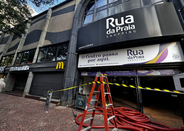 Rua da Praia Shopping reforça a operação de retirada de água que ainda tem no subsolo