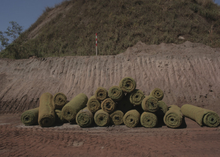 Feita a partir de fibra de coco, manta é colocada sobre a estrada e suporta cerca de 300 toneladas