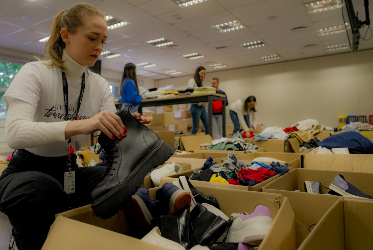 Rede de vestuário, a Renner já entregou 147 mil peças de roupas aos atingidos pelas cheias e prevê um total de 280 mil itens ainda 