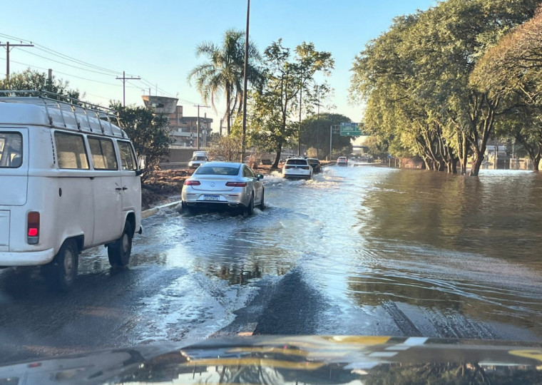 A saída de Porto Alegre pela avenida Zaida Jarros foi liberada neste sábado (1)