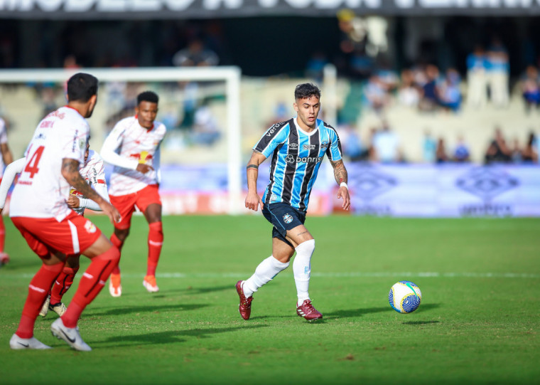 Carballo foi a grande novidade no Grêmio, mas não conseguiu evitar a derrota para o Bragantino