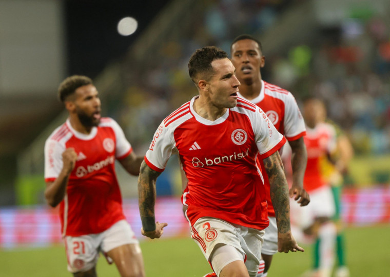 Hugo Mallo foi fez o gol que garantiu os três pontos para o Colorado