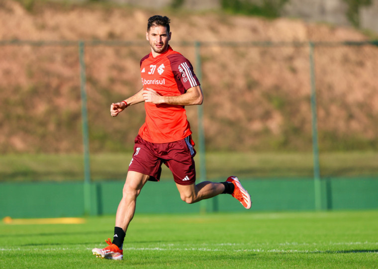 Na ausência de Borré e Valencia, Alario assume o comando do ataque