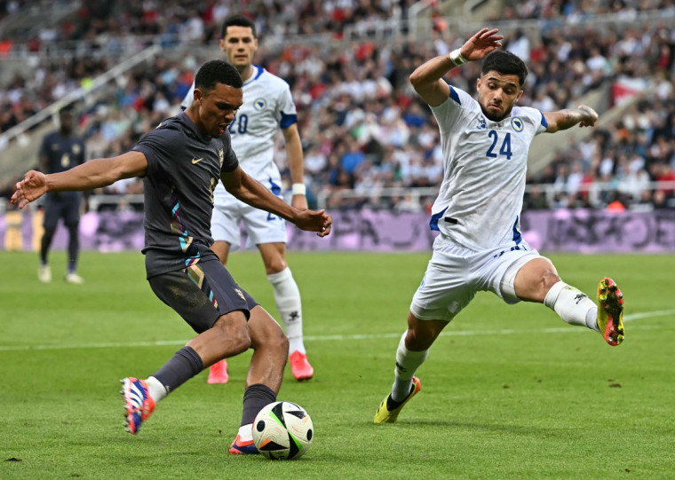 Alexander-Arnold marcou o segundo gol da vitória inglesa