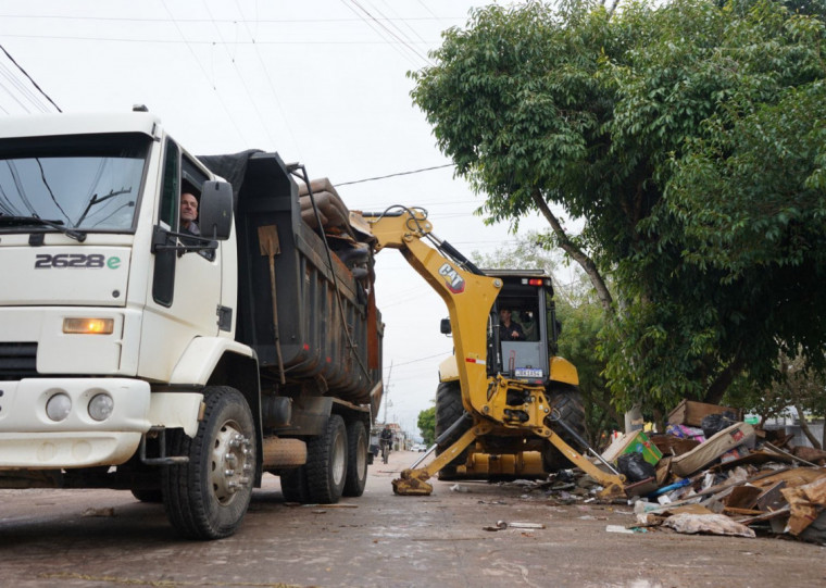 As equipes da prefeitura ainda realizam a limpeza da áreas atingida pela enchente em maio