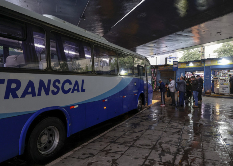 Empresa está fazendo o transporte dos passageiros da Trensurb entre Canoas e Porto Alegre