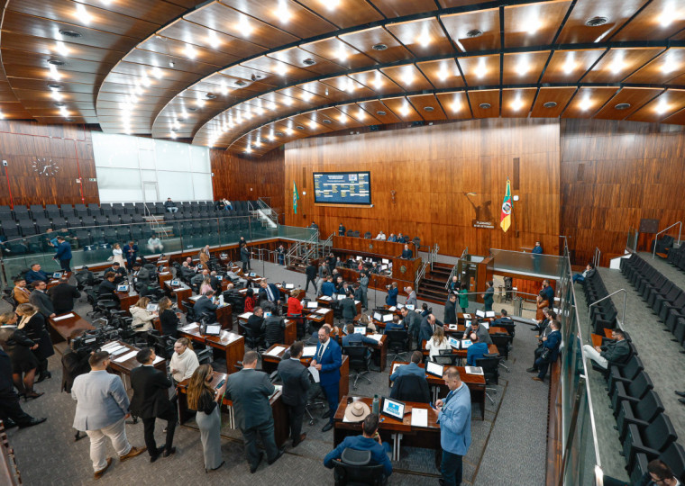 Deputados estaduais retornam a sessões presenciais na sede do Parlamento gaúcho