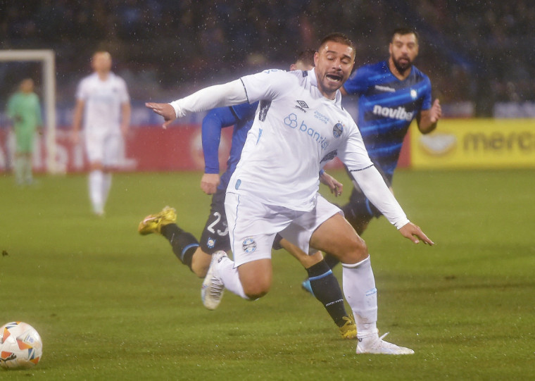 Em partida marcada pela forte chuva, o Grêmio sustentou a pressão dos mandantes e avançou na Libertadores