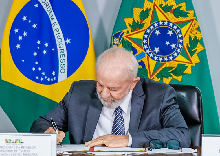 Lula descarta desvinculação de aposentadoria do salário mínimo