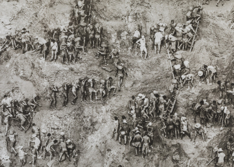 Foto selecionada pelo New York Times mostra trabalhadores numa área de garimpo em Serra Pelada, no estado do Pará, em 1986