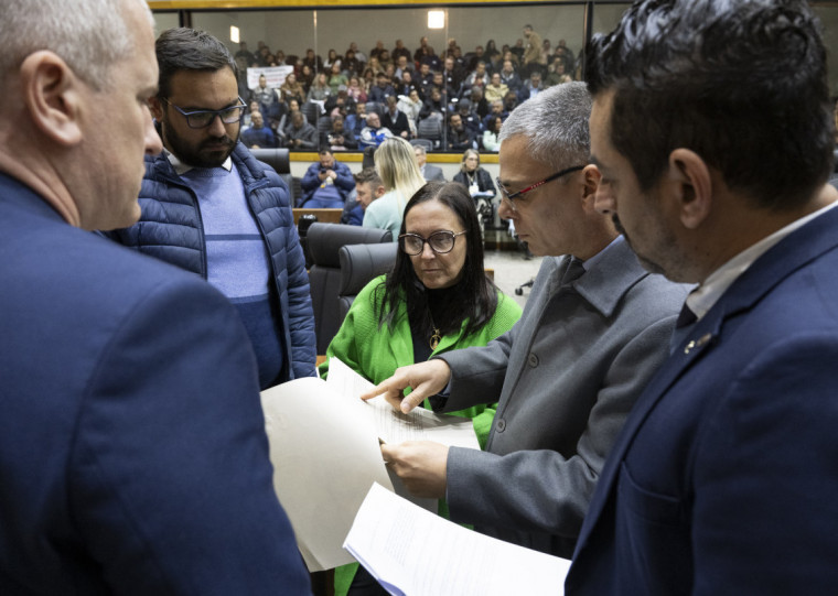 Nas últimas sessões, parlamentares da base do prefeito Melo contrariaram orientações do governo em votações